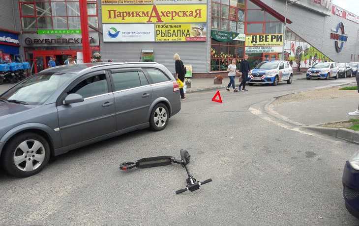 В Минске Opel сбил девушку на электросамокате