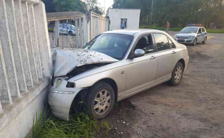 В Витебском районе автоледи на буксире въехала в бетонную стену