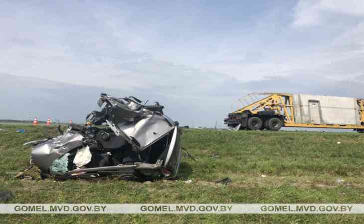 Серьёзное ДТП под Гомелем: водитель уснул за рулем и врезался в грузовик