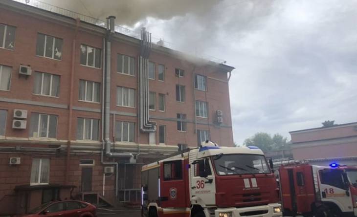 В Санкт-Петербурге горит бизнес-центр, частично обрушилась крыша