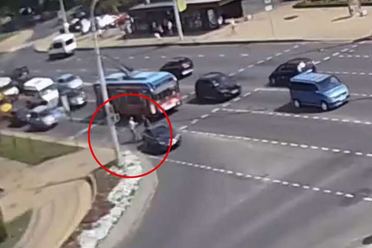 В центре Бреста водители устроили драку на дороге и попали на видео