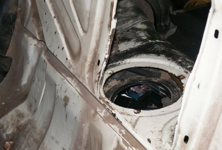 Брестчанин вез в Польшу 910 пачек сигарет в топливном баке