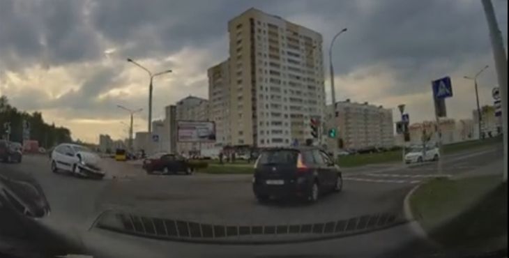 В Минске водитель Hyundai из-за приступа судороги поехал на красный и устроил аварию