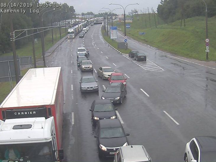 На границе машины стоят в очередях: где можно пересечь быстрее