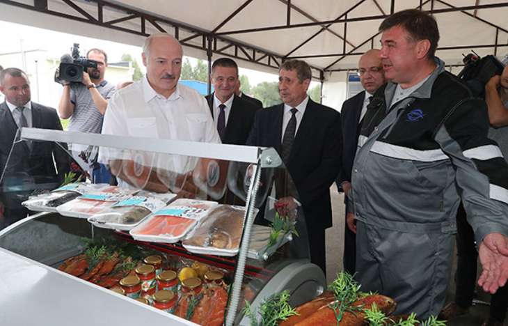 Лукашенко продегустировал красную икру и копченую форель белорусского производства