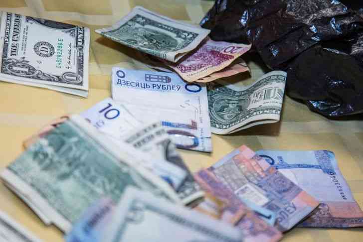 В Ольшанах вор стащил много денег из авто молодого водителя 