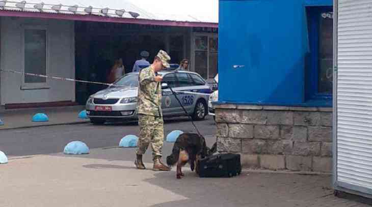 ЧП на Комаровке в Минске: саперы обследовали бесхозный чемодан ЧП на Комаровке в Минске: саперы обследовали бесхозный чемодан