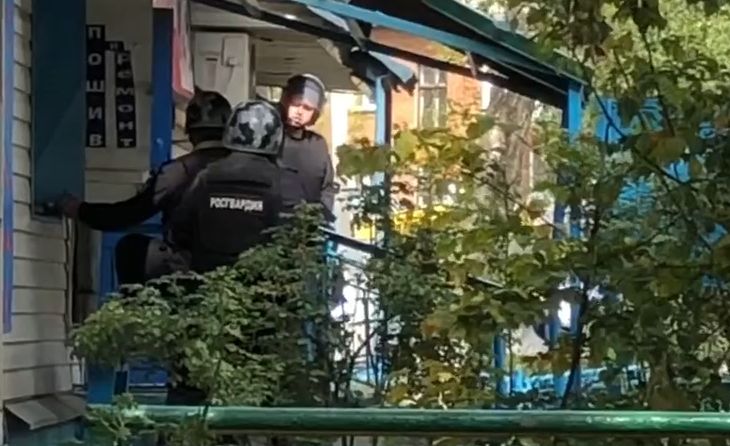 В Подмосковье нетрезвый мужчина устроил стрельбу в парикмахерской, а потом забаррикадировался. Требует коньяк