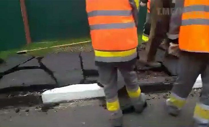 В Костюковичах снимают асфальт, положенный вчера к приезду Лукашенко