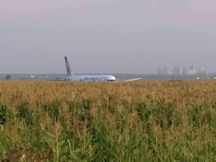 Под Москвой пассажирский самолет сажали в поле