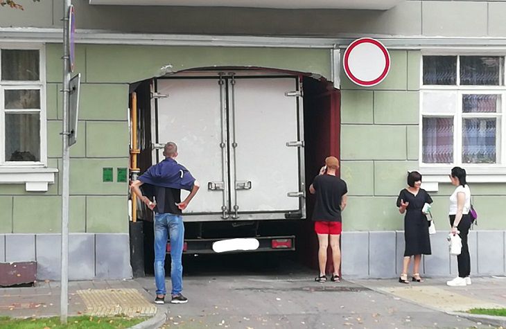 В Гомеле грузовик застрял в арке дома В Гомеле грузовик застрял в арке дома