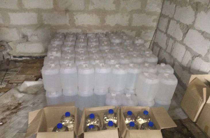 Безработный из Кобрина прятал в гараже 1,2 т спирта, но его нашли