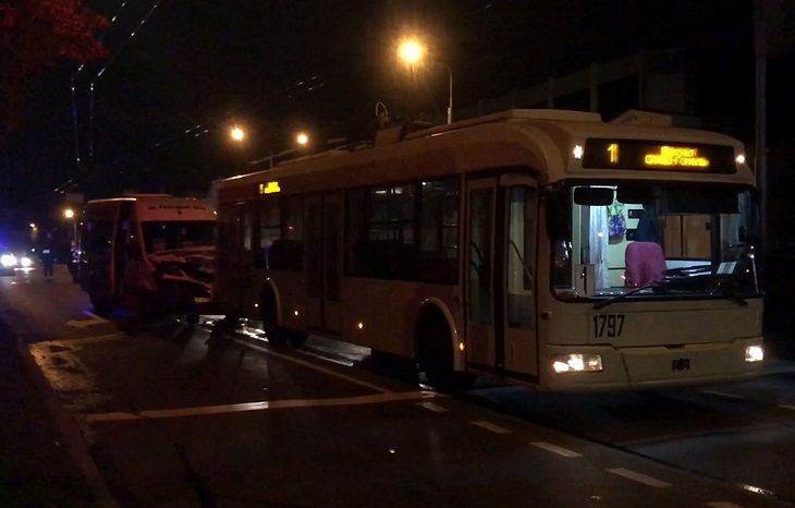 Стали известны подробности ДТП с троллейбусом и маршруткой в Гомеле. ГАИ опубликовала видео с места аварии