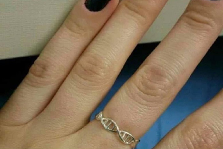 Невесту высмеяли за обручальное кольцо нелепой формы
