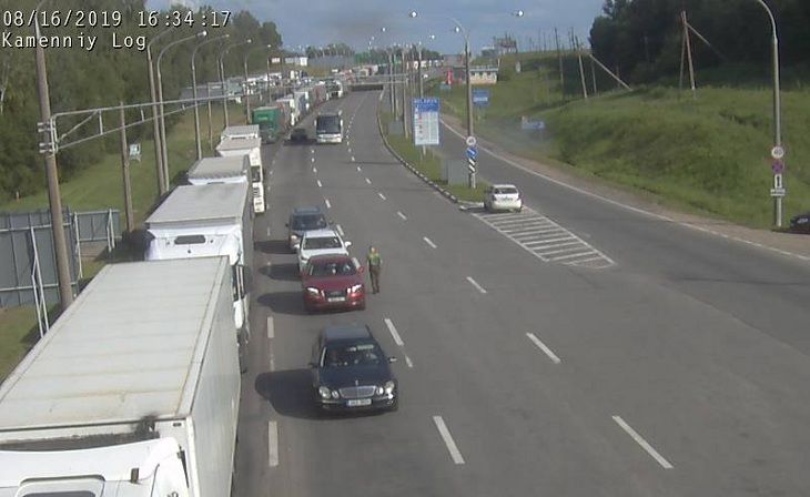 На белорусско-литовской границе скопились грузовики и легковушки