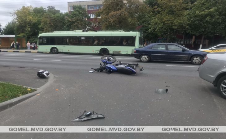 В Гомеле столкнулись легковушка и мотоцикл. 17-летний байкер в больнице
