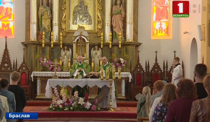 В Браславе собрались несколько тысяч паломников из Беларуси и других стран 