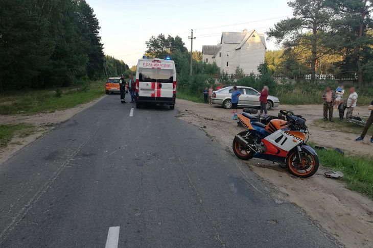 Под Молодечно мотоцикл и мотоблок не поделили дорогу Под Молодечно мотоцикл и мотоблок не поделили дорогу