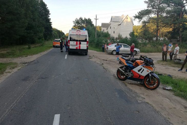 Под Молодечно мотоцикл и мотоблок не поделили дорогу