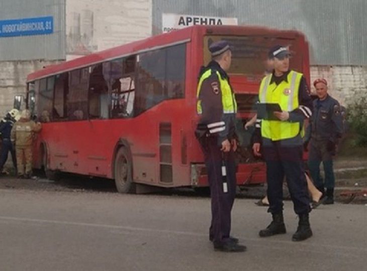 Пассажирский автобус врезался в здание в Перми, есть пострадавшие
