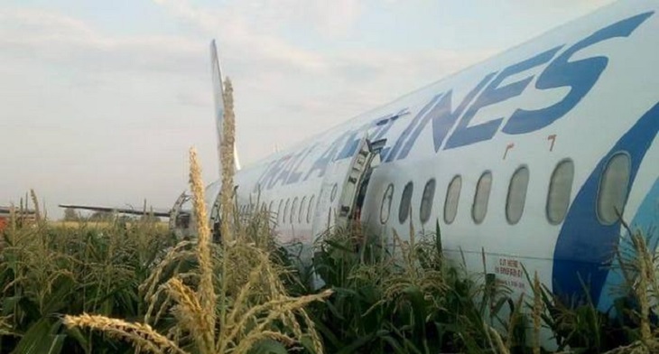 Стало известно о расшифровке черных ящиков севшего на поле Airbus