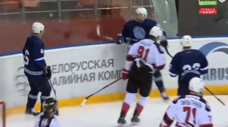 Игрок минского «Динамо» разбил стекло ограждения, празднуя гол