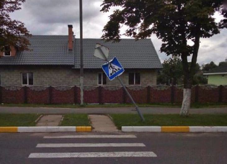 В Октябрьском вандалы атаковали дорожные знаки: пали и рекламные щиты