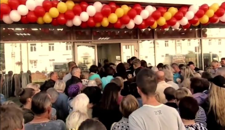 Жесткую давку устроили в Витебске на открытии самого большого секонд-хенда