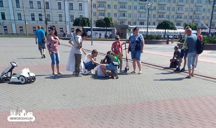 Площадь Советская в Гродно становится опасной: при столкновении электрокарта и самоката пострадал ребенок