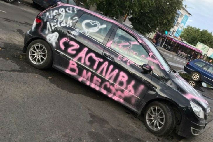 В Бобруйске мужчина необычным способом рассказал, что у него лучшая жена