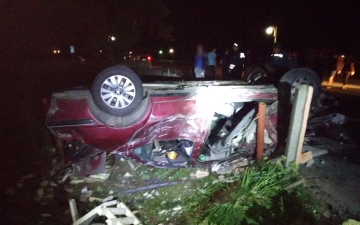 В Ивье легковушка вылетела с дороги и перевернулась: водителя зажало в салоне