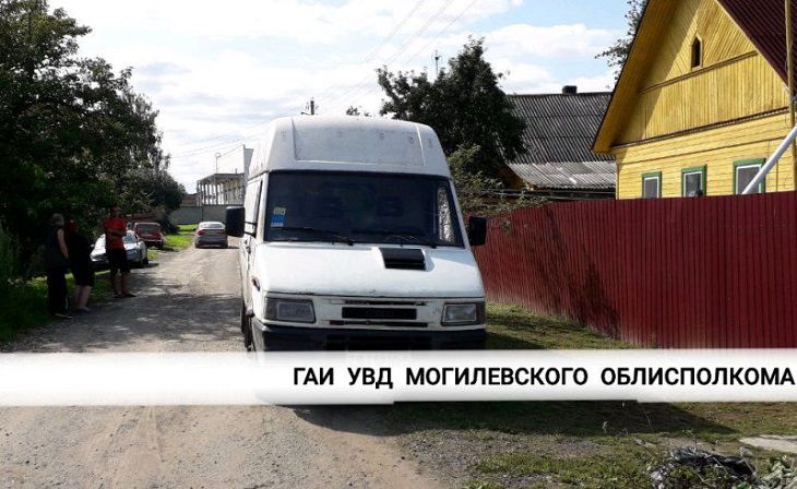 В Могилеве микроавтобус сдавал назад и наехал на 7-летнего мальчика, у него серьезные травмы