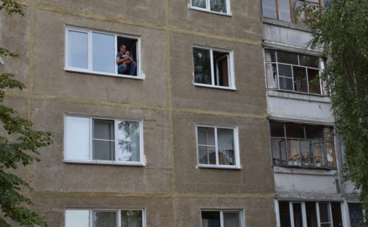 Ужасающие кадры: пьяный мужчина хотел выбросить из окна грудного ребенка Ужасающие кадры: пьяный мужчина хотел выбросить из окна грудного ребенка