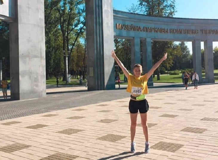 люди гуляют. минск немига старый город. как называют людей минска. беларусь город минск. люди гуляют по красивым улицам.