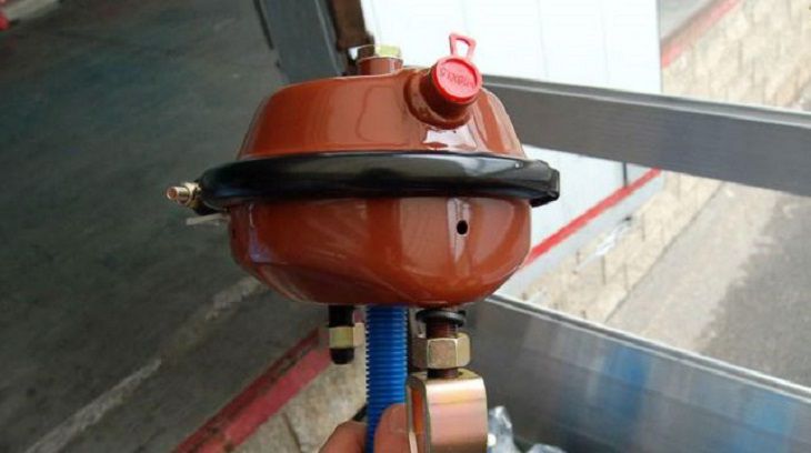 В Беларусь фура из Германии везла много нелегальных запчастей: забуксовала на границе В Беларусь фура из Германии везла много нелегальных запчастей: забуксовала на границе