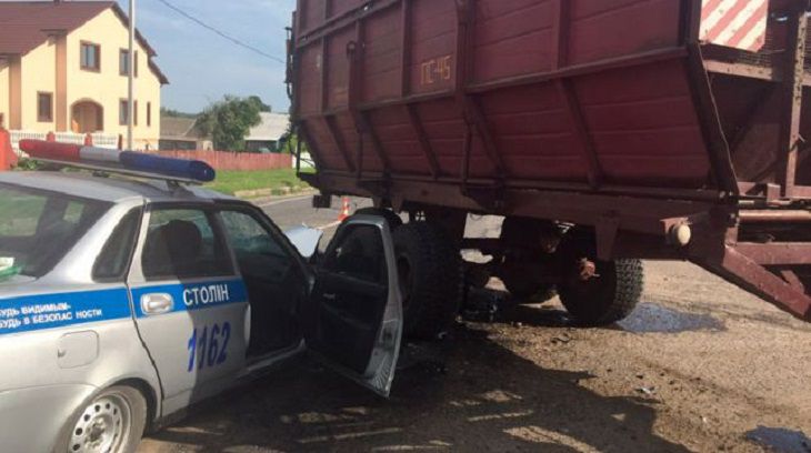 Под Столином милицейский автомобиль столкнулся с трактором: есть пострадавшие