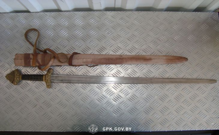 Минчанин пытался ввезти в Беларусь из Польши меч Минчанин пытался ввезти в Беларусь из Польши меч