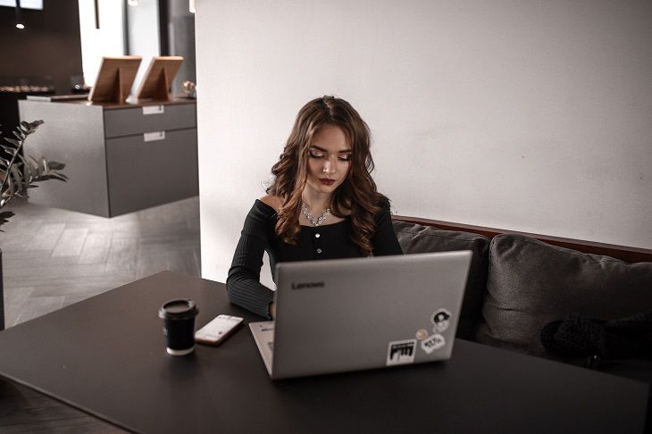 О работе на себя, свободном графике и SMM. Девушка из провинции стала фрилансером и не пожалела о своем решении 