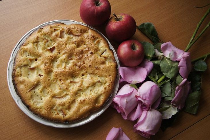 Самый простой и вкусный рецепт шарлотки с яблоками в духовке