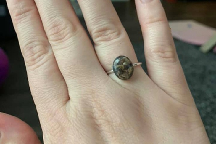 Женщина сделала кольцо из пуповины ребенка