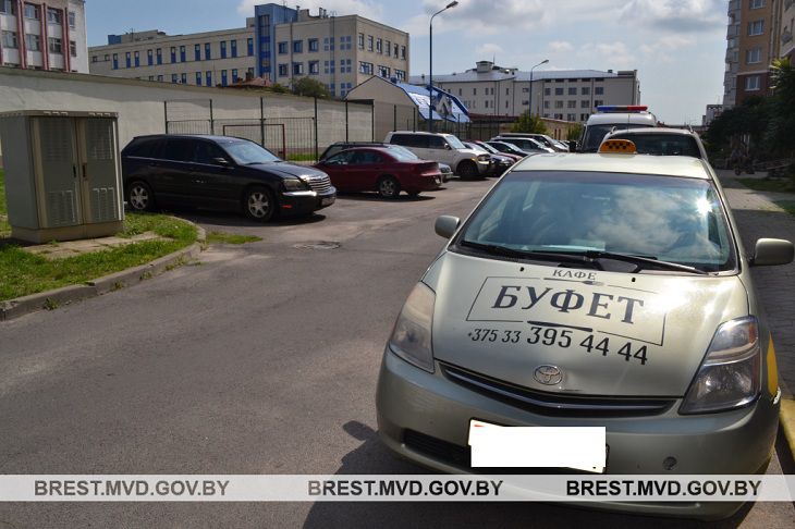 В Бресте под колеса машины попал 3-летний мальчик