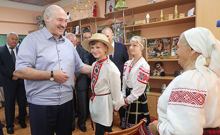 Лукашенко рассказали сказку и подарили соломенную шляпу