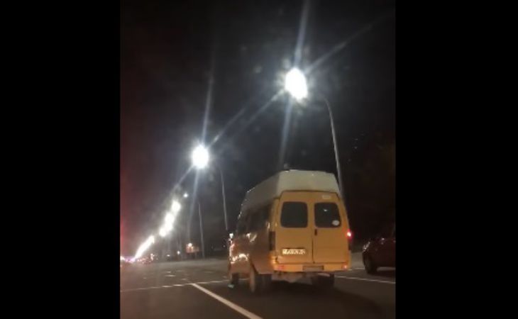 В Могилеве пассажиры так раскачали маршрутку, что она словно «танцевала» на дороге