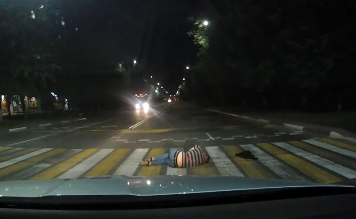 В Солигорске милиционеры разбудили пешехода, который спал на пешеходном переходе