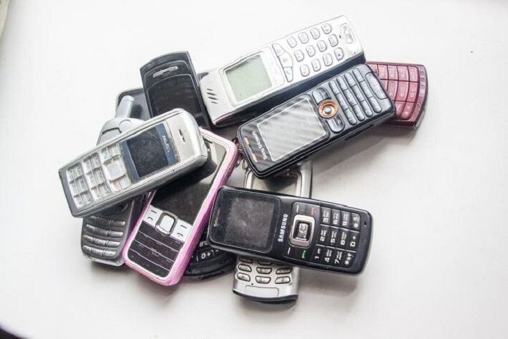 Зашли не туда. Школьницы из Вилейки разбили смартфон сверстницы, а сумочку выкинули  