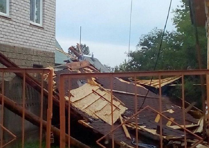 Сорваны крыши, повалены деревья и заборы: последствия бури в Глубоком 
