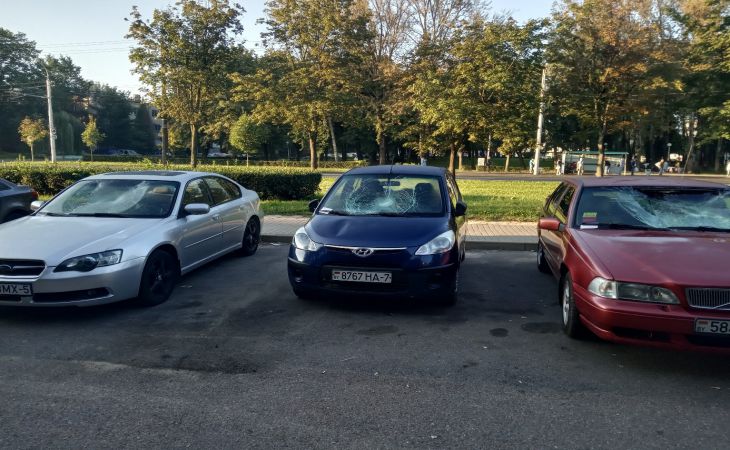 Загадочное происшествие в Минске: кто-то разбил стекла трех легковушек и оставил странную записку Загадочное происшествие в Минске: кто-то разбил стекла трех легковушек и оставил странную записку