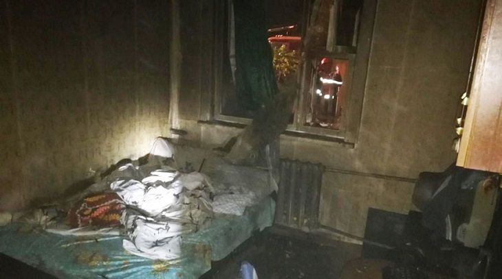  Выносили тело. В Дрогичине парень лежал без сознания в горящей квартире