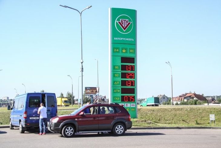 В Мозырском районе пьяный мужчина кулаком разбил колонку на АЗС