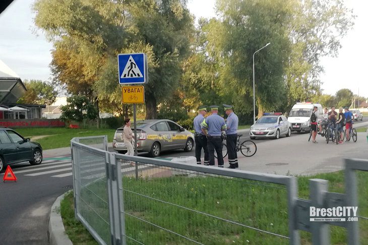 В Бресте подросток на велосипеде врезался в такси на переходе